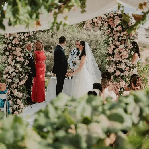 Elegant wedding table decor and Mediterranean views in the province of Malaga.