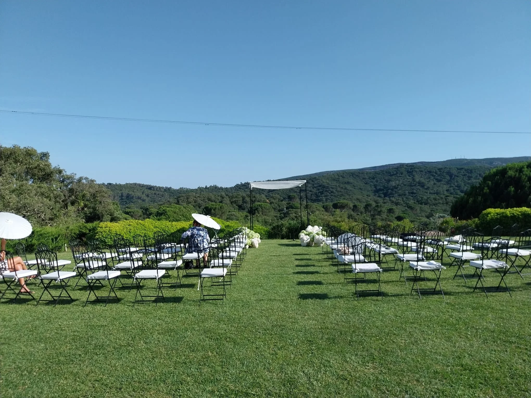 Wide shot of the outdoor Jewish ceremony in Setúbal, organized by Vows Portugal.