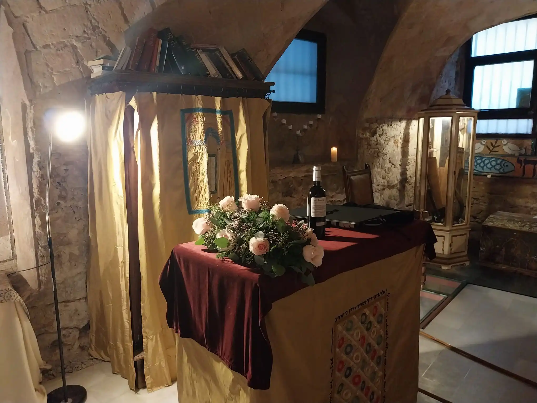 Mesa de ceremonia para renovación de votos en la Sinagoga Mayor de Barcelona.