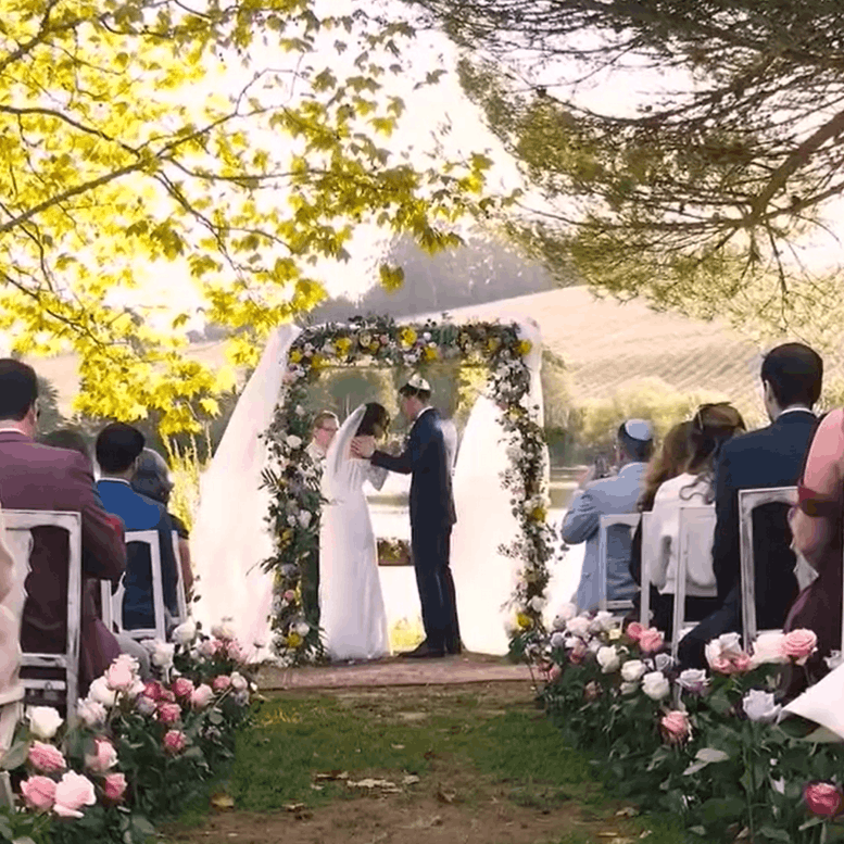 Oficiante de boda judía en Lisboa realizando la ceremonia de Astrid y Daniel en Portugal.