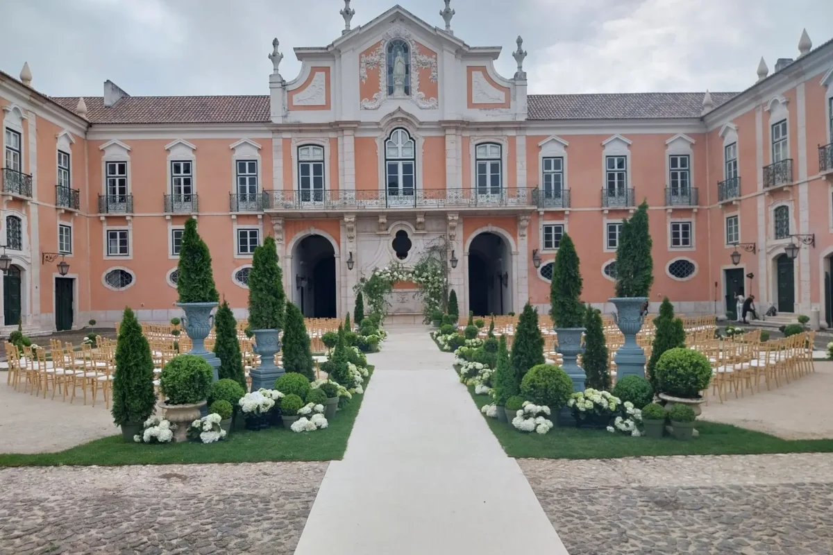 Jewish and interfaith wedding at Palácio do Correio-Mor in Lisbon, featuring a chuppah, floral decorations, and a historic courtyard.