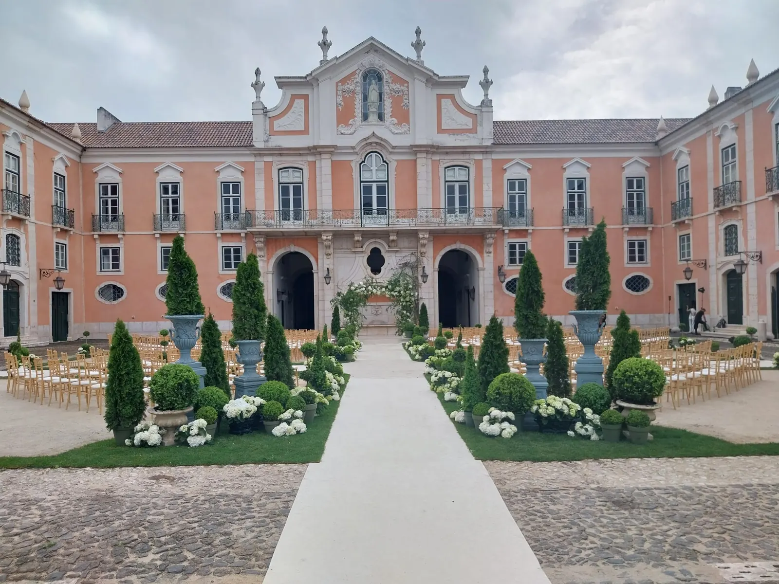 Boda judía e interreligiosa en el Palácio do Correio-Mor, Lisboa, con jupá, decoración floral y patio histórico.